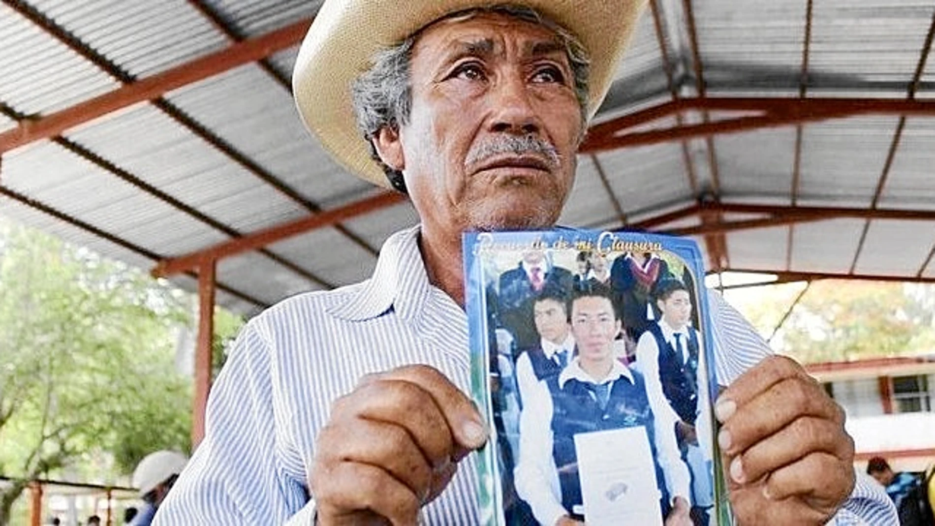 Campesino de profesión, muestra una foto de su hijo, uno de los 43 estudiantes secuestrados. «Creo que Jhosivani está vivo», sostiene sin perder la esperanza.