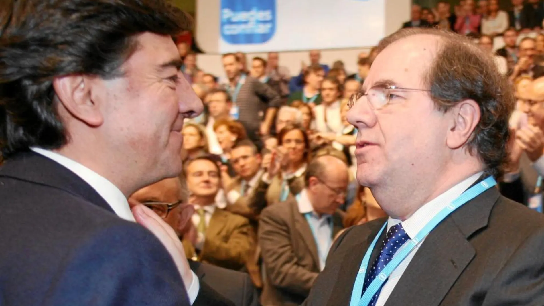 El secretario general del grupo popular en el Congreso, José Antonio Bermúdez de Castro, con el presidente de la Junta y el PP de Castilla y León, Juan Vicente Herrera, durante el último congreso nacional del Partido