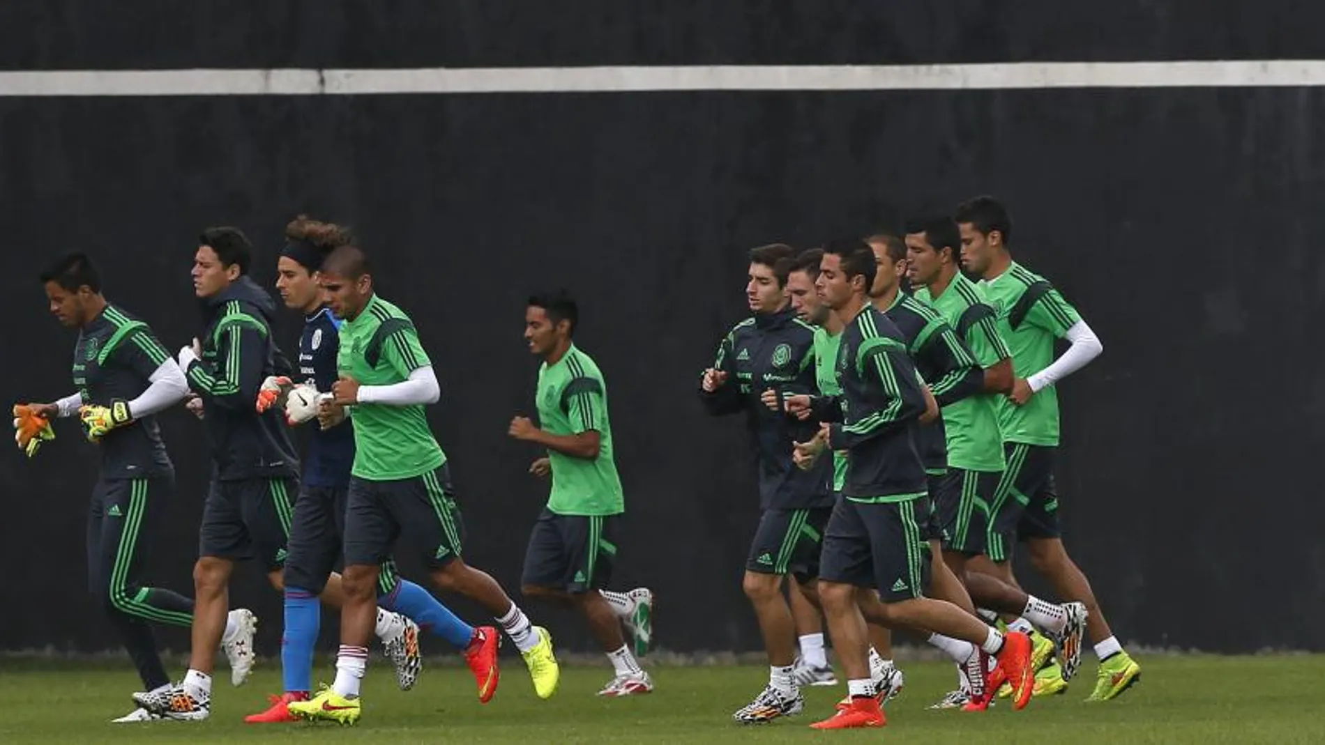 Los jugadores de la selección de México participan en un entrenamiento del equipo