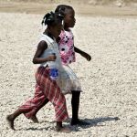 Foto de archivo de dos niñas en un asentamiento en Haiti