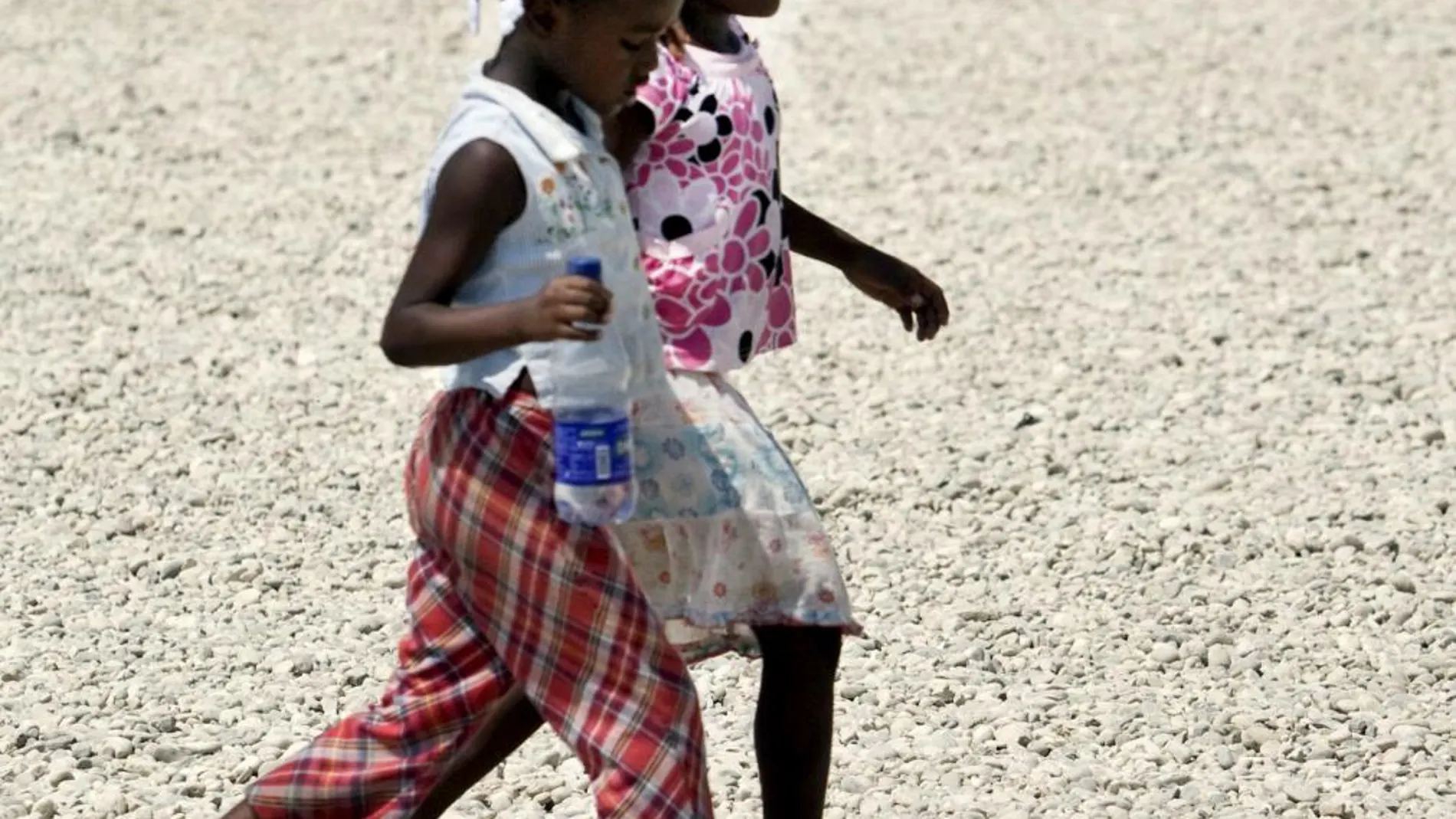 Foto de archivo de dos niñas en un asentamiento en Haiti