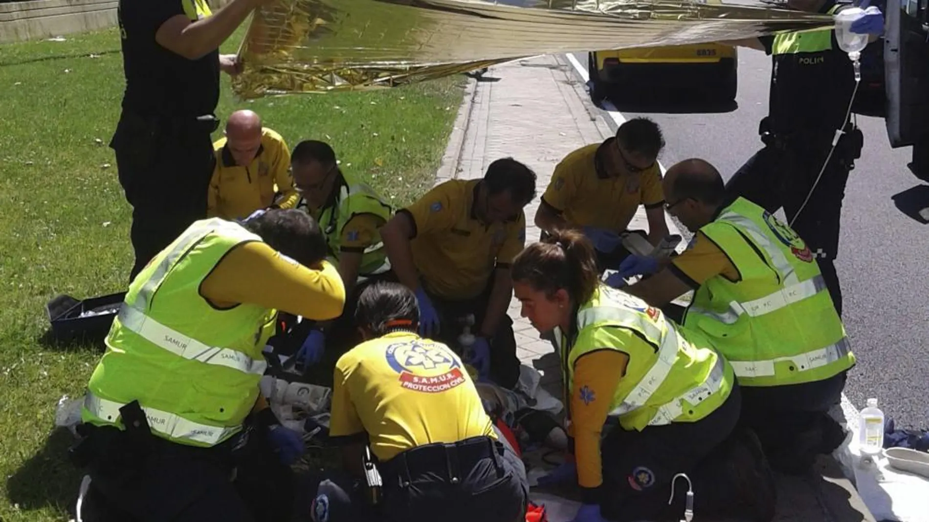 Personal médico del Samur-Protección Civil atiende a una mujer de 70 años que ha resultado herida muy grave tras ser atropellada
