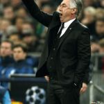 El entrenador italiano del Real Madrid, Carlo Ancelotti, da instrucciones a sus jugadores durante el partido