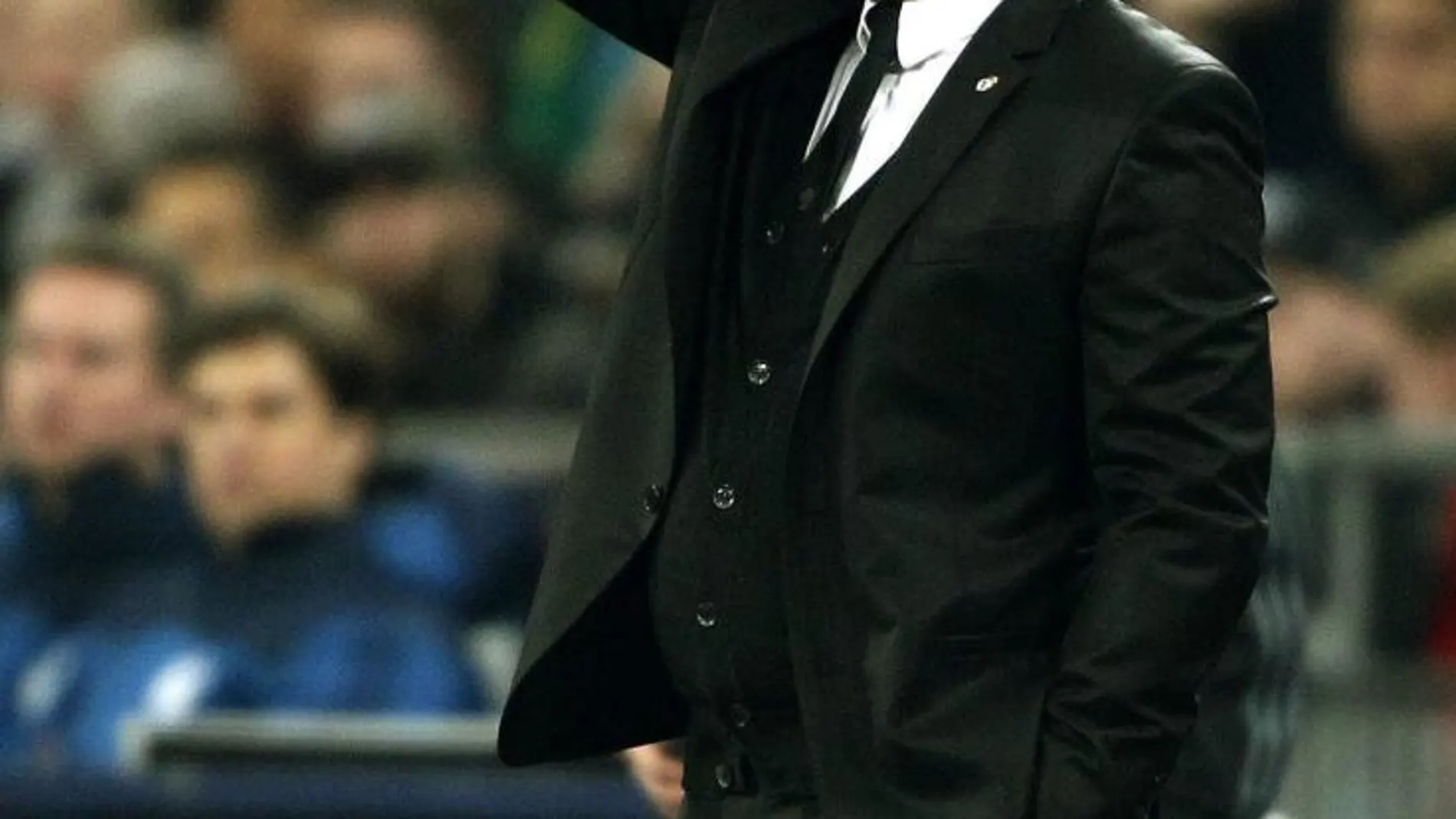 El entrenador italiano del Real Madrid, Carlo Ancelotti, da instrucciones a sus jugadores durante el partido