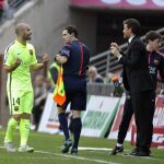 El centrocampista argentino del Barcelona Javier Mascherano recibe instrucciones de su entrenador, Luis Enrique