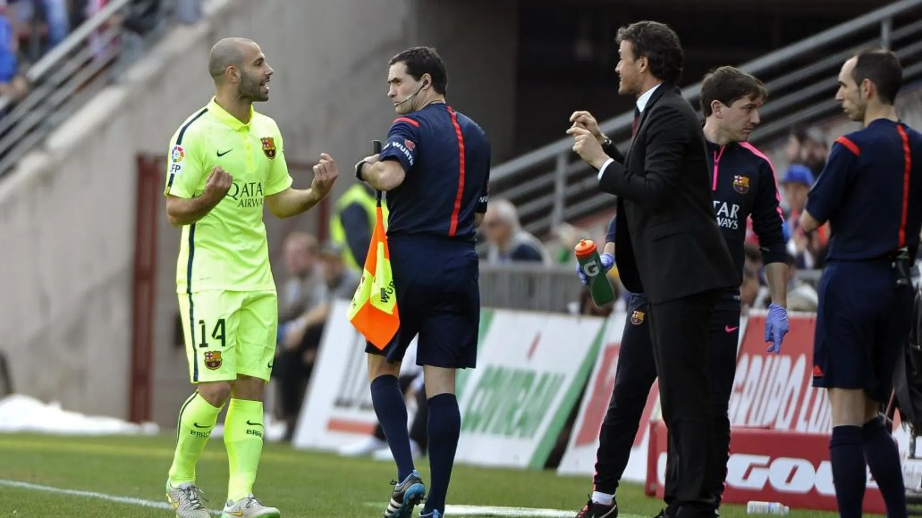 El centrocampista argentino del Barcelona Javier Mascherano recibe instrucciones de su entrenador, Luis Enrique