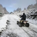 Un hombre transita por Villarín de Cubilledo, en la montaña de Lugo, donde persisten algunos problemas a causa de la nieve