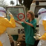 Un equipo de Médicos Sin Fronteras llega a una zona de Guinea afectada por el ébola