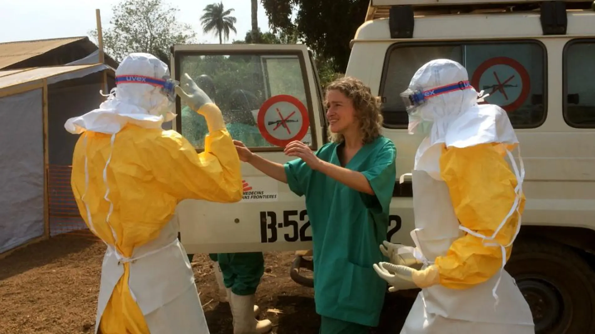 Un equipo de Médicos Sin Fronteras llega a una zona de Guinea afectada por el ébola