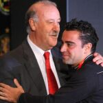 Xavi, junto a Vicente del Bosque