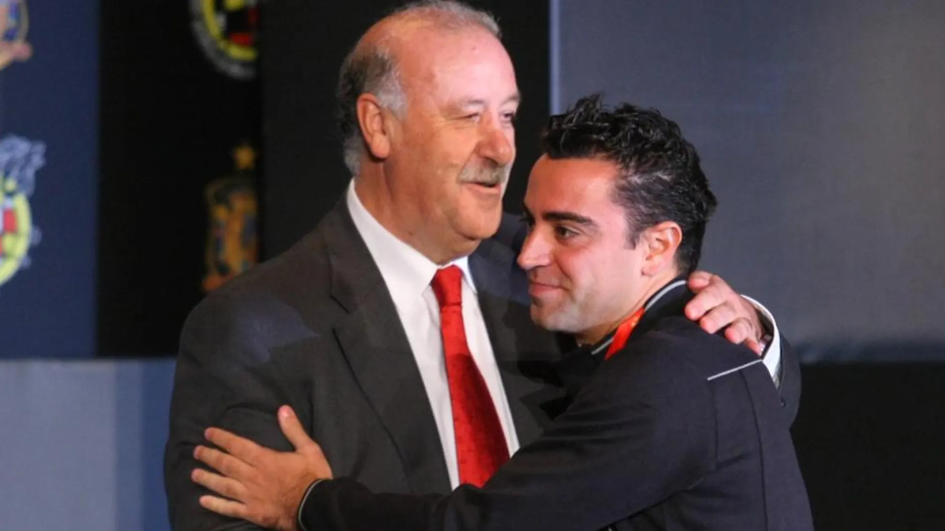 Xavi, junto a Vicente del Bosque