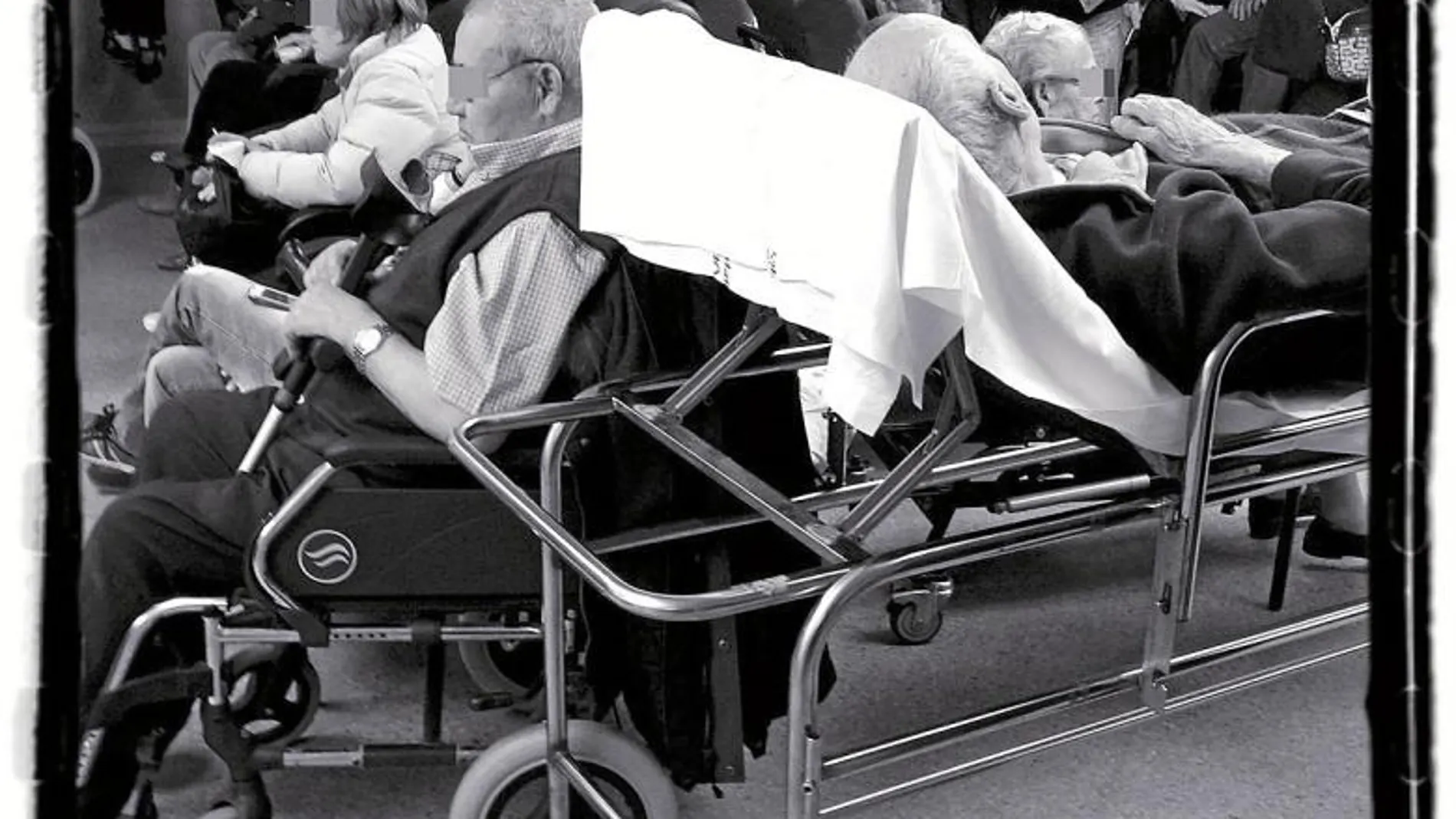 Esta foto, tomada el viernes en un hospital de Sevilla, muestra las aglomeraciones por la epidemia de gripe