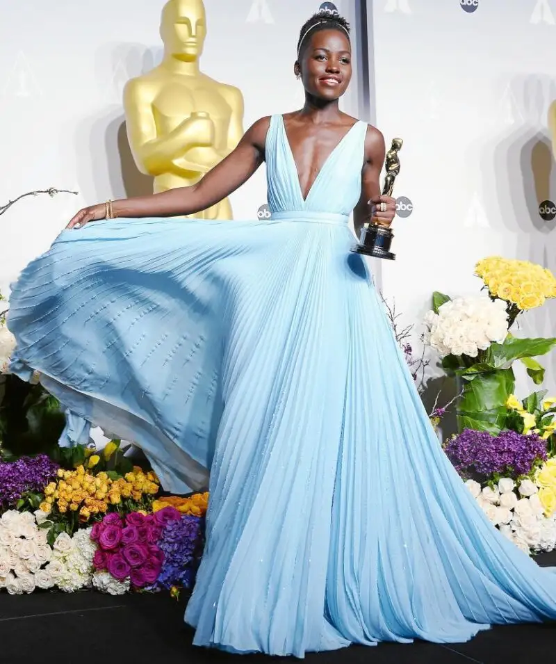 Lupita Nyong'o. Oscar a la Mejor Actriz de Reparto y, sin duda, a la mejor vestida. El «look» de Lupita, firmado por Prada, fue el más espectacular y original.