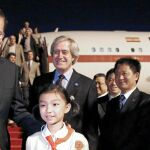 El presidente del Gobierno, junto al primer ministro chino, Li Keqiang (dcha.), a su llegada a Shanghái