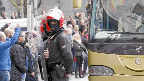 «Peinetas» en Eibar. En esta localidad guipuzcoana, los proetarras recibieron con «peinetas» e insultos a la caravana de víctimas del terrorismo.