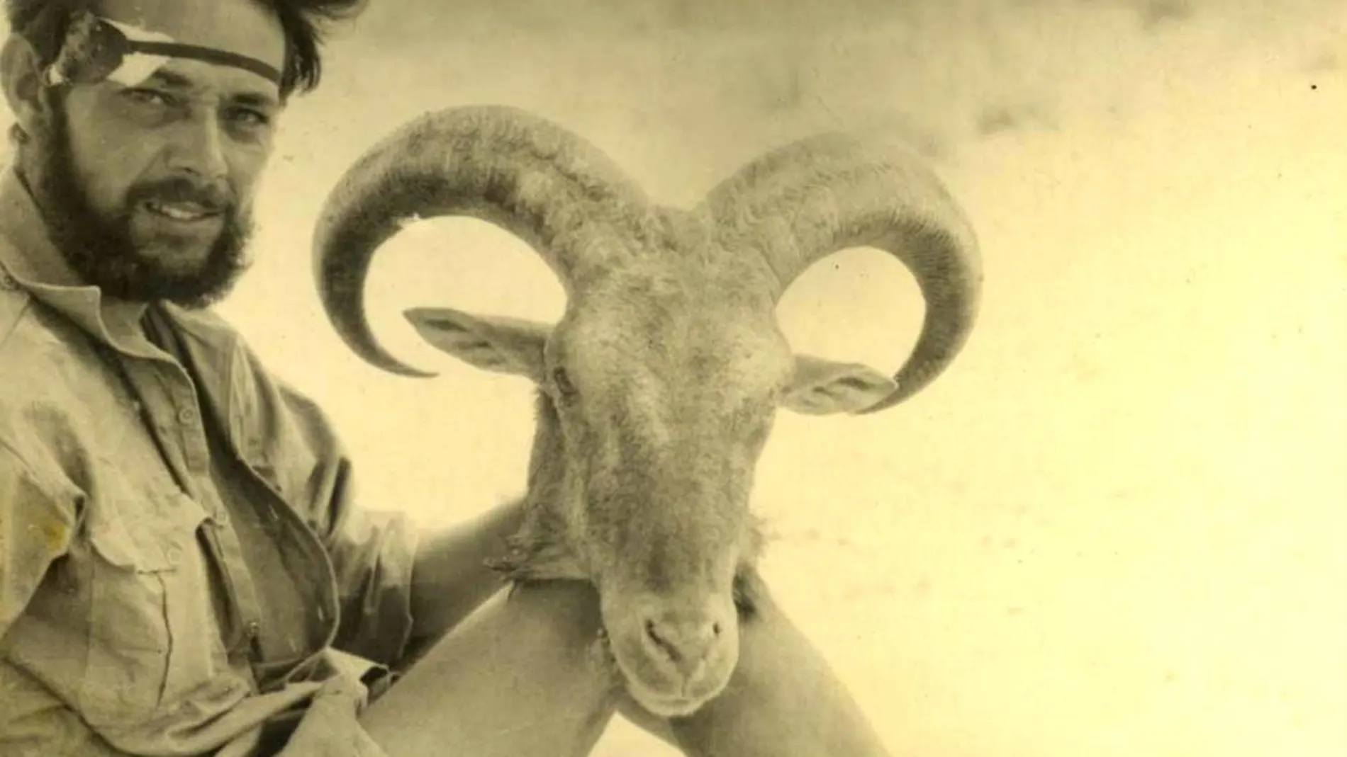 Eugenio Morales, en un campamento del Sahara Occidental en 1943, con una cabeza de arruí en la mano