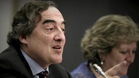 El presidente de CEOE, Juan Rosell, y la vicepresidenta, Pilar González de Frutos, durante la presentación de las propuestas de la reforma fiscal.