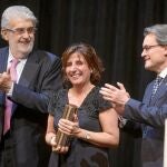 Sílvia Soler, entre José Manuel Lara y Artur Mas, ayer, en el momento de recibir el Premi Ramon Llull