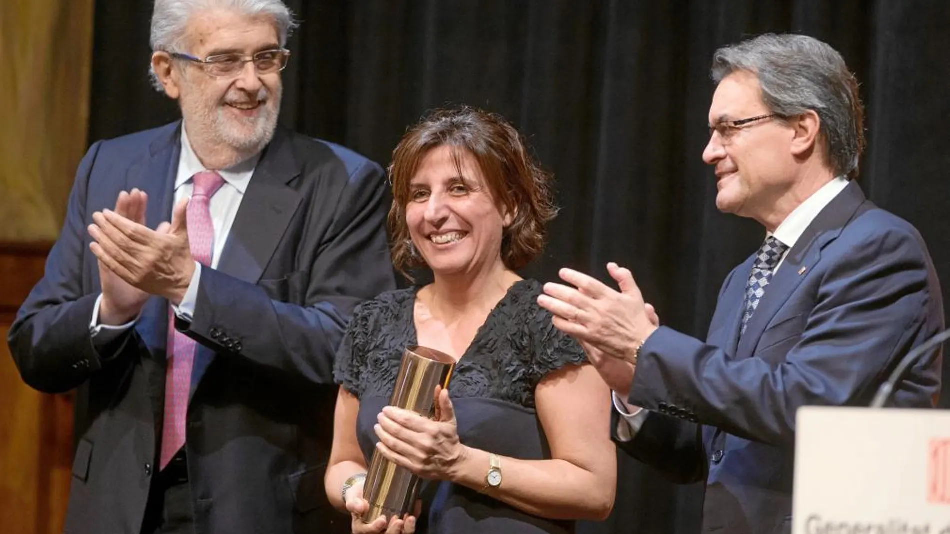 Sílvia Soler, entre José Manuel Lara y Artur Mas, ayer, en el momento de recibir el Premi Ramon Llull