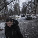 Una mujer camina por una zona residencial en la zona Voroshilovsky en el centro de Donetsk