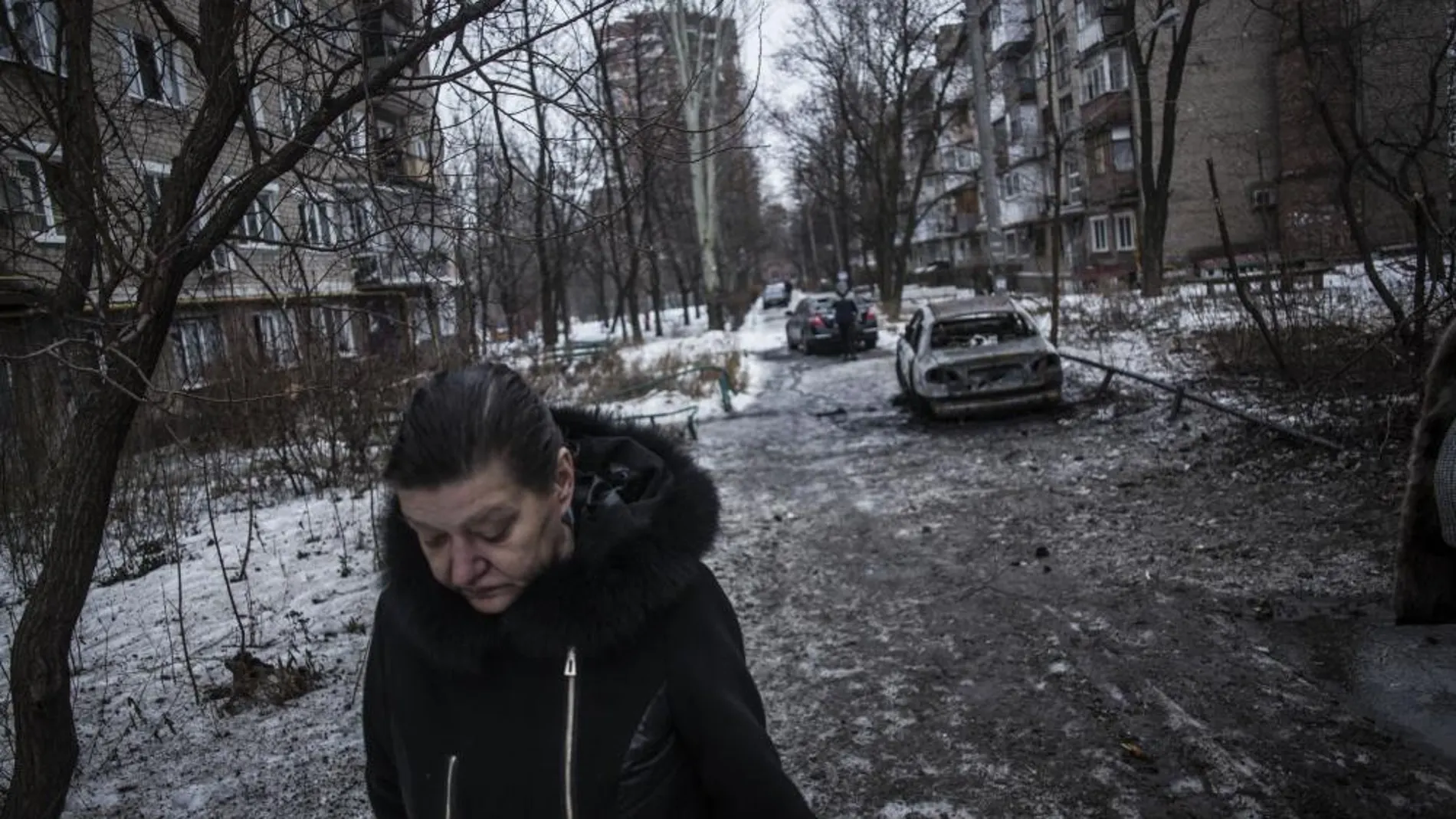 Una mujer camina por una zona residencial en la zona Voroshilovsky en el centro de Donetsk