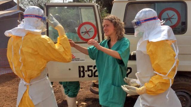Miembros de Médicos sin Fronteras trabajan en Guinea.