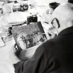 Picasso trabajando en su taller y capturado por la cámara de David Douglas Duncan.