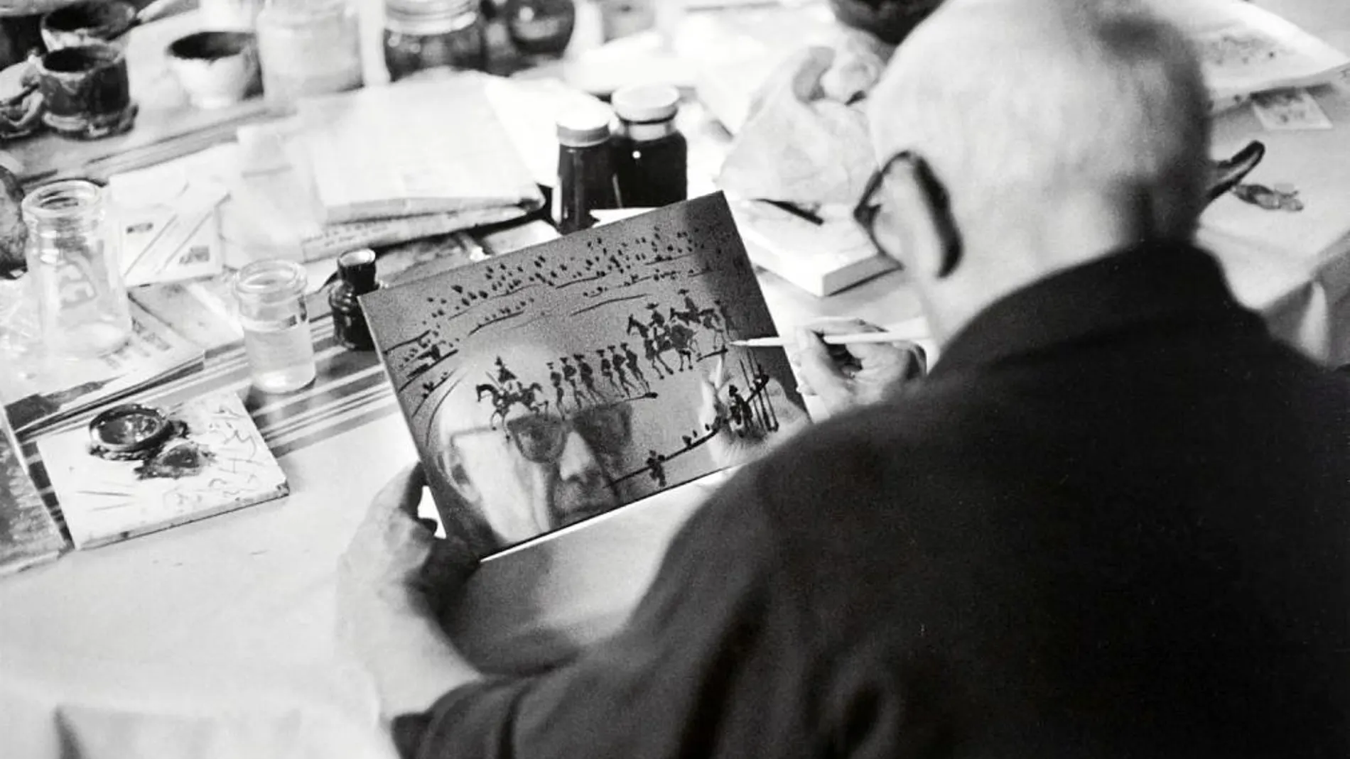 Picasso trabajando en su taller y capturado por la cámara de David Douglas Duncan.