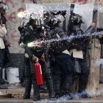 La Policía se defiende del ataque de los manifestantes antigubernamentales