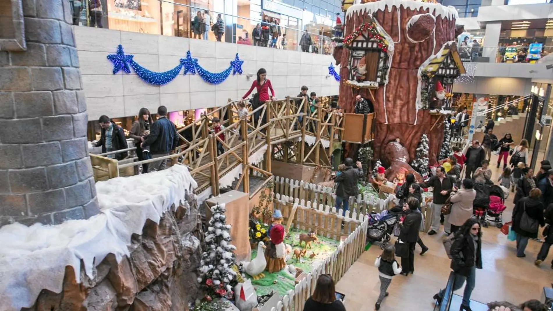 El centro comercial L'Illa presentaba ayer una excelente afluencia de gente, dispuesta a rematar las compras navideñas