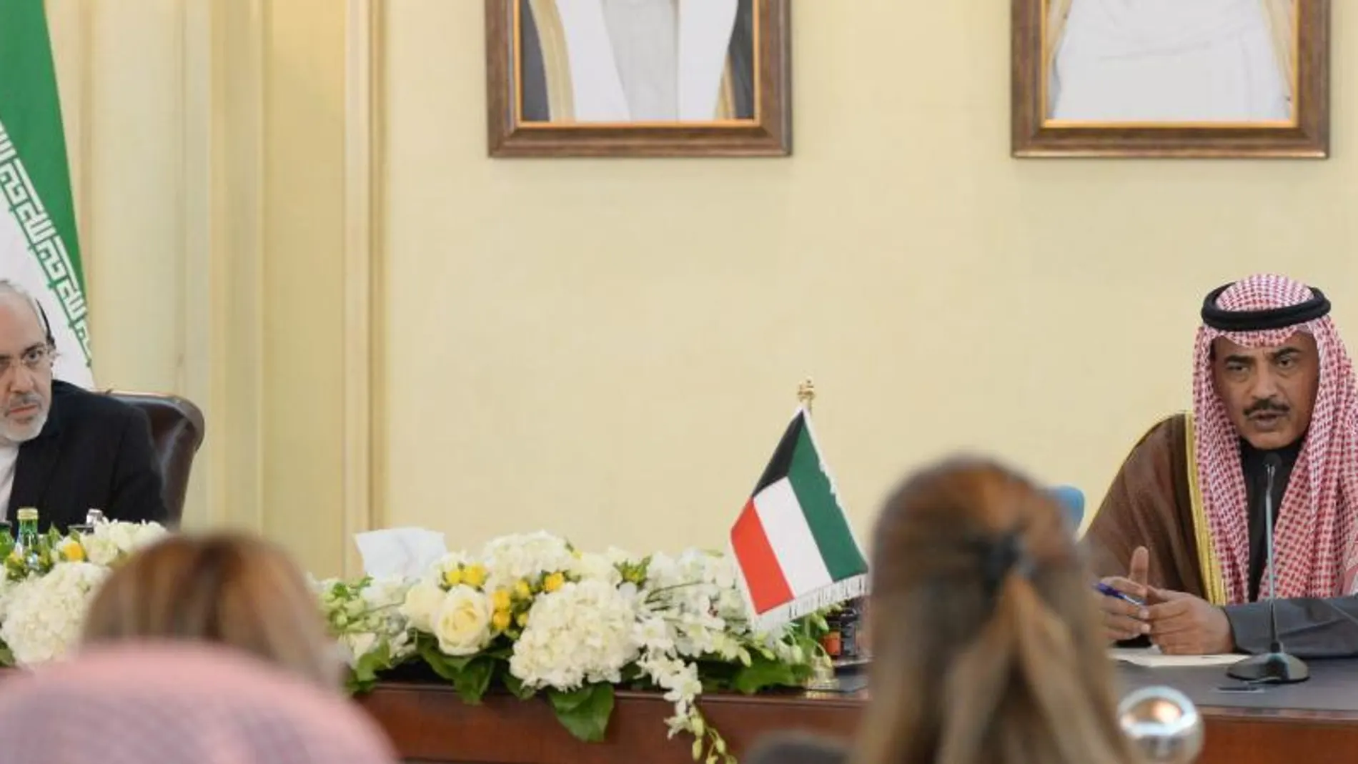 El ministro iraní Mohammad Javad Zarif (L) y el ministro kuwaití Sheik Sabah Khalid Al Hamad Al Sabah (R) en una conferencia en Kuwait, hoy, 1 de diciembre de 2013.