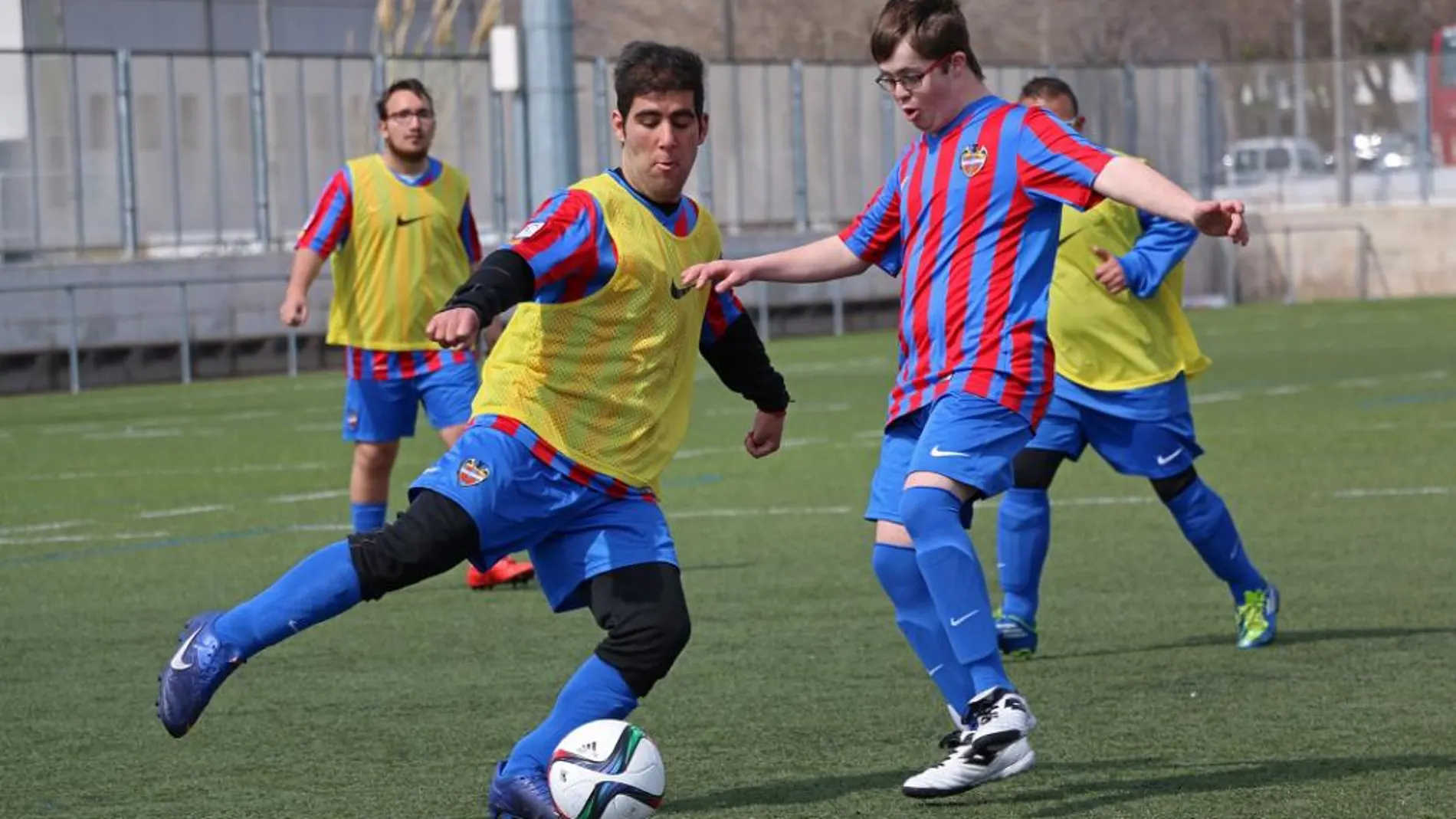 Imagen de uno de los entrenamientos de la Escuela de Fútbol EDI del Levante
