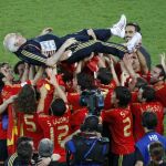 Luis Aragonés es manteado por sus jugadores después de la final de la Eurocopa 2008