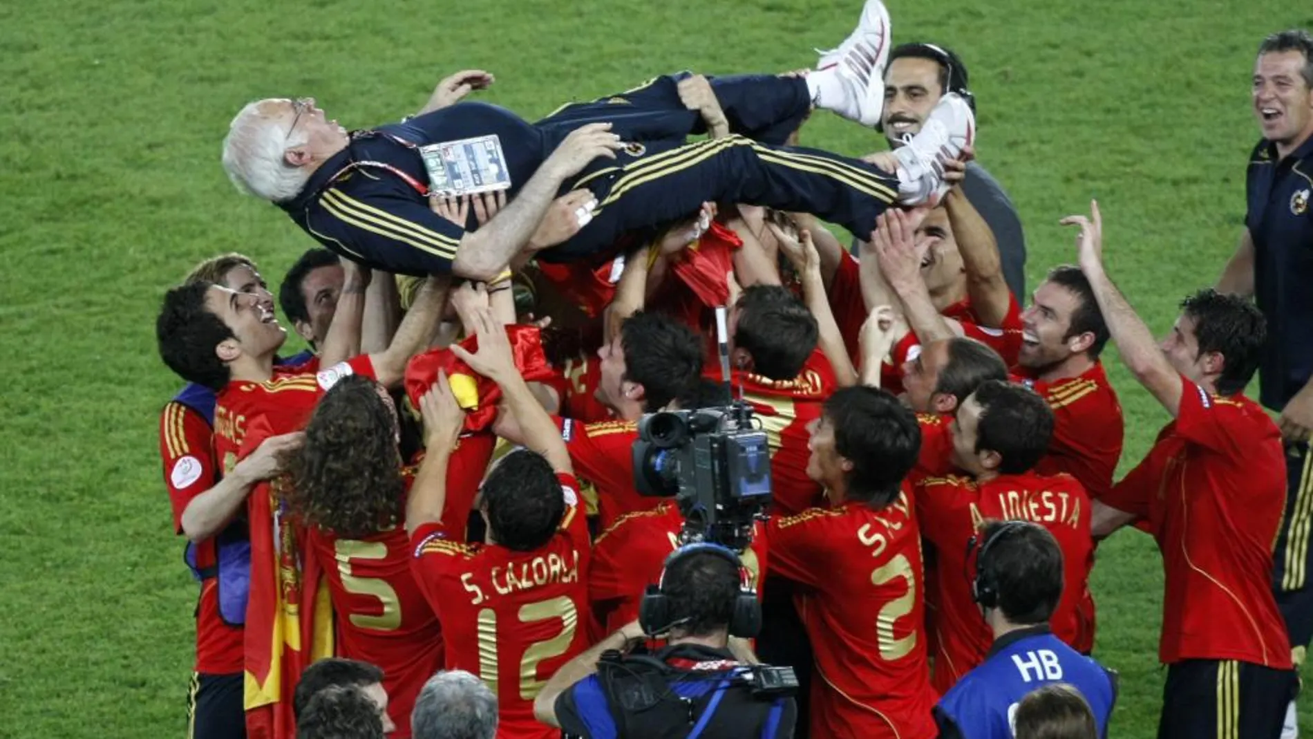 Luis Aragonés es manteado por sus jugadores después de la final de la Eurocopa 2008