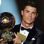 El delantero portugués del Real Madrid Cristiano Ronaldo posa con el Balón de Oro