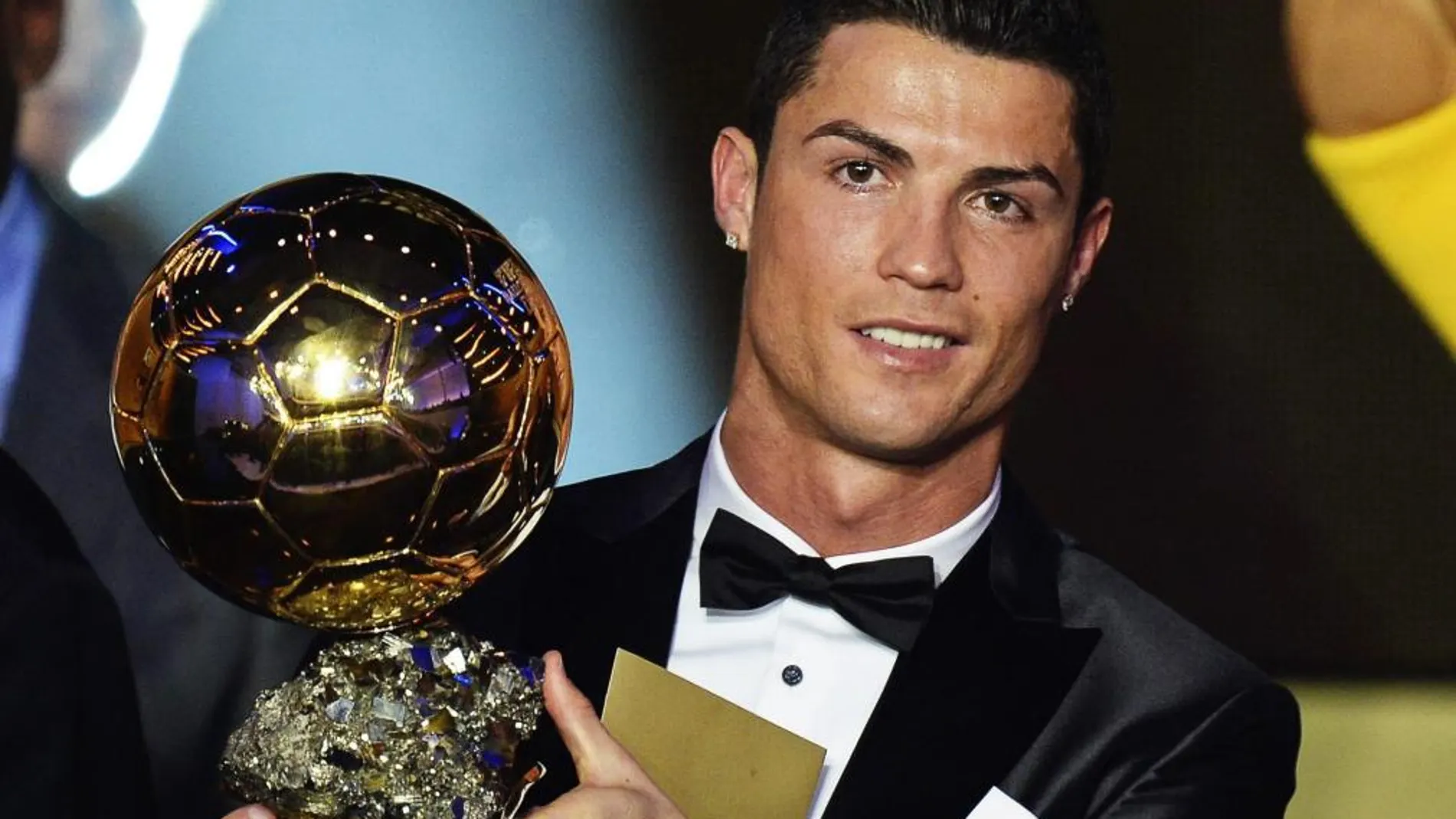 El delantero portugués del Real Madrid Cristiano Ronaldo posa con el Balón de Oro