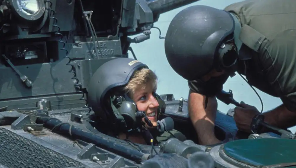La princesa Diana de Gales, en el interior de un tanque