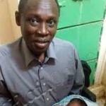 Daniel Wani, marido de la mujer condenada, posa con su hija en una foto subida a Twitter
