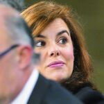 La vicepresidenta, Soraya Sáenz de Santamaría, junto a Gallardón y Montoro, ayer tras el Consejo de Ministros