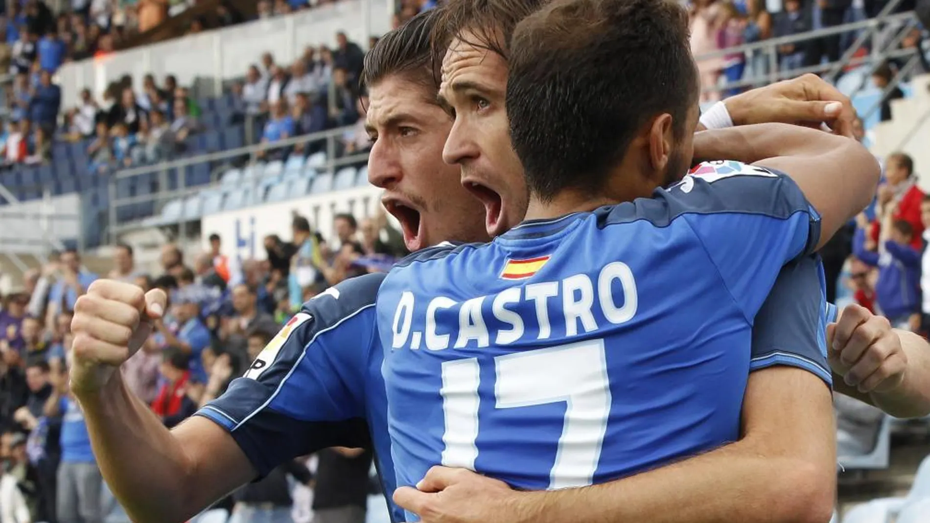 El centrocampista del Getafe, Michel Herrero (c), celebra junto a sus compañeros, Sergio Escudero (i) y Diego Castro (d), su gol