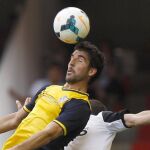 El defensa del Valencia José Luis Gayá (d), pelea un balón con el centrocampista del Atlético de Madrid Raúl García