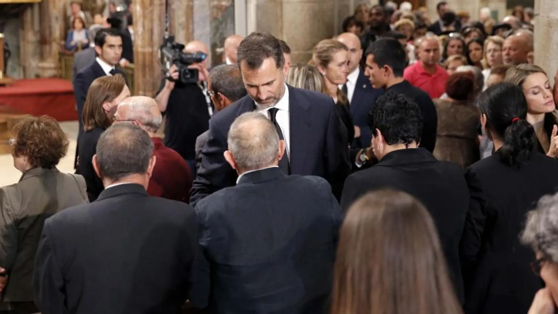 Los Príncipes de Asturias, Don Felipe y Doña Letizia, dan el pésame a los familiares de las 79 víctimas mortales al finalizar el funeral.