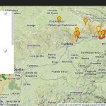 Mapa de los atropellos de linces desde 2010. Cada marcador es un accidente mortal. En el mapa están indicados las áreas con presencia estable de linces y los tramos de carretera que van a reparar tanto la Junta de Andalucía (verde) como el Ministerio de Fomento (rojo).