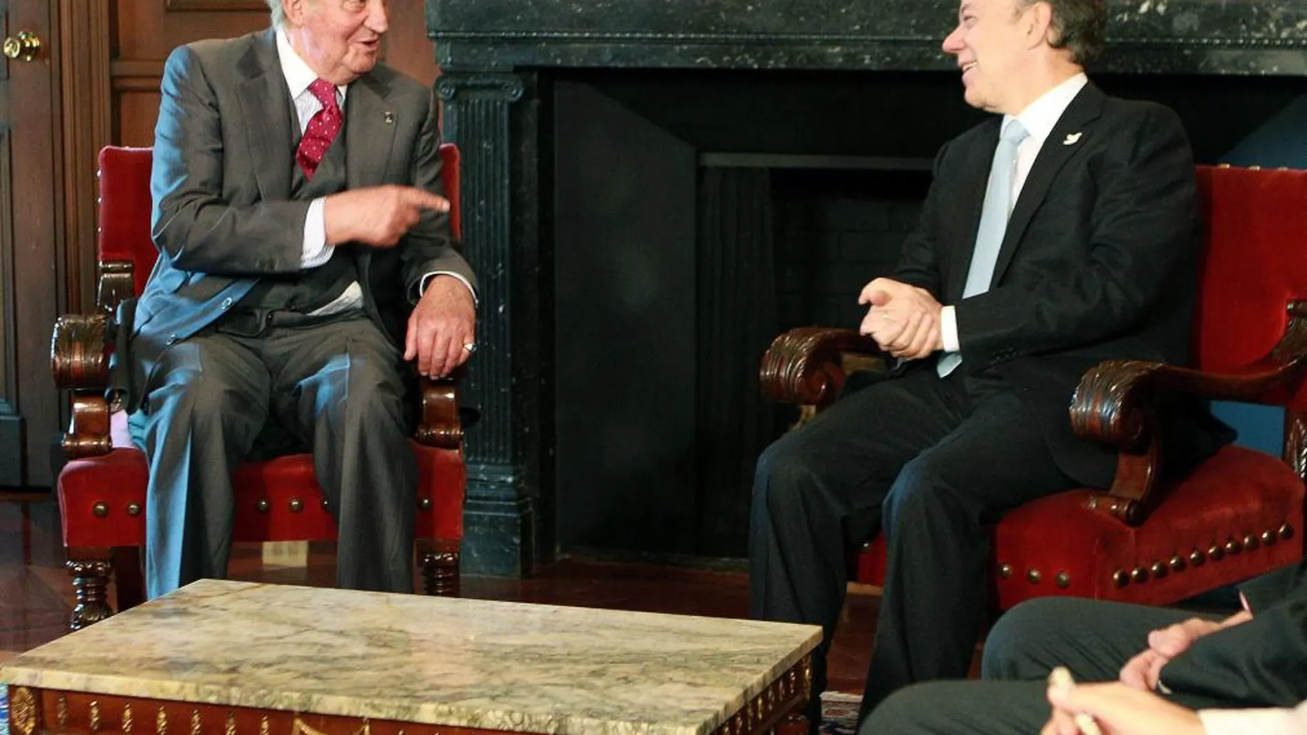 El presidente de Colombia Juan Manuel Santos (d) recibe al Rey Juan Carlos