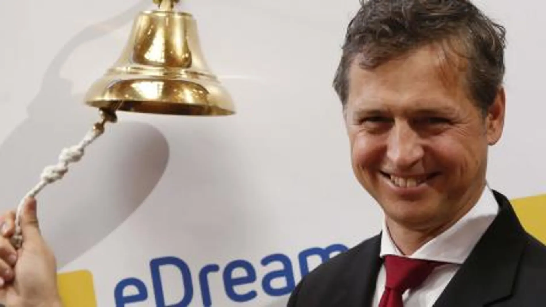 El consejero delegado de eDreams, Javier Pérez-Tenessa, realiza el tradicional toque de campana con motivo de la salida a bolsa de la compañía .
