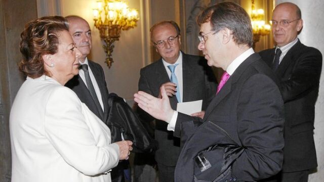 Barberá recibió ayer al presidente de la UIA, el uruguayo Miguel Loinaz; al decano del Colegios de Abogados de Valencia (ICAV), Mariano Durán; y al miembro de dicha asociación, Jorge Martí.