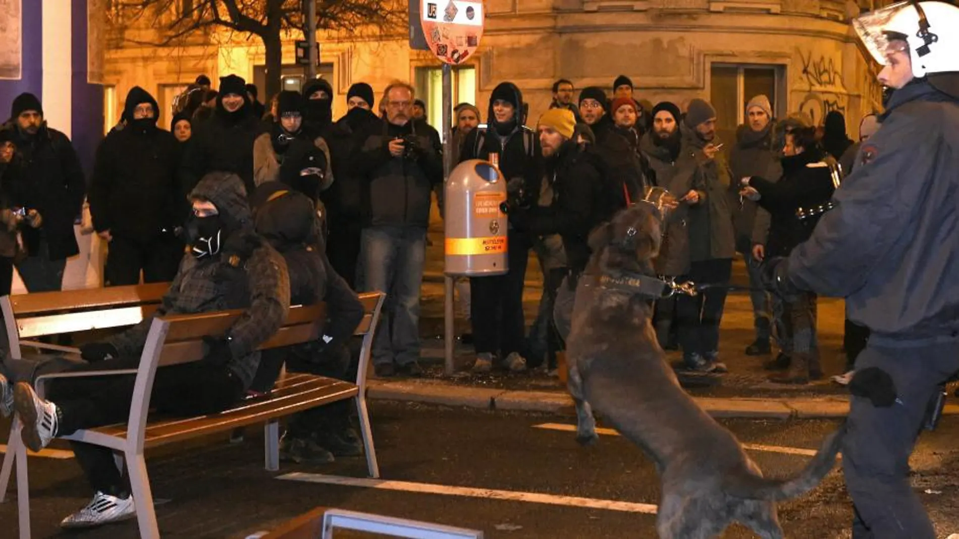 Un agente de policía durante los disturbios tras la manifestación en Viena