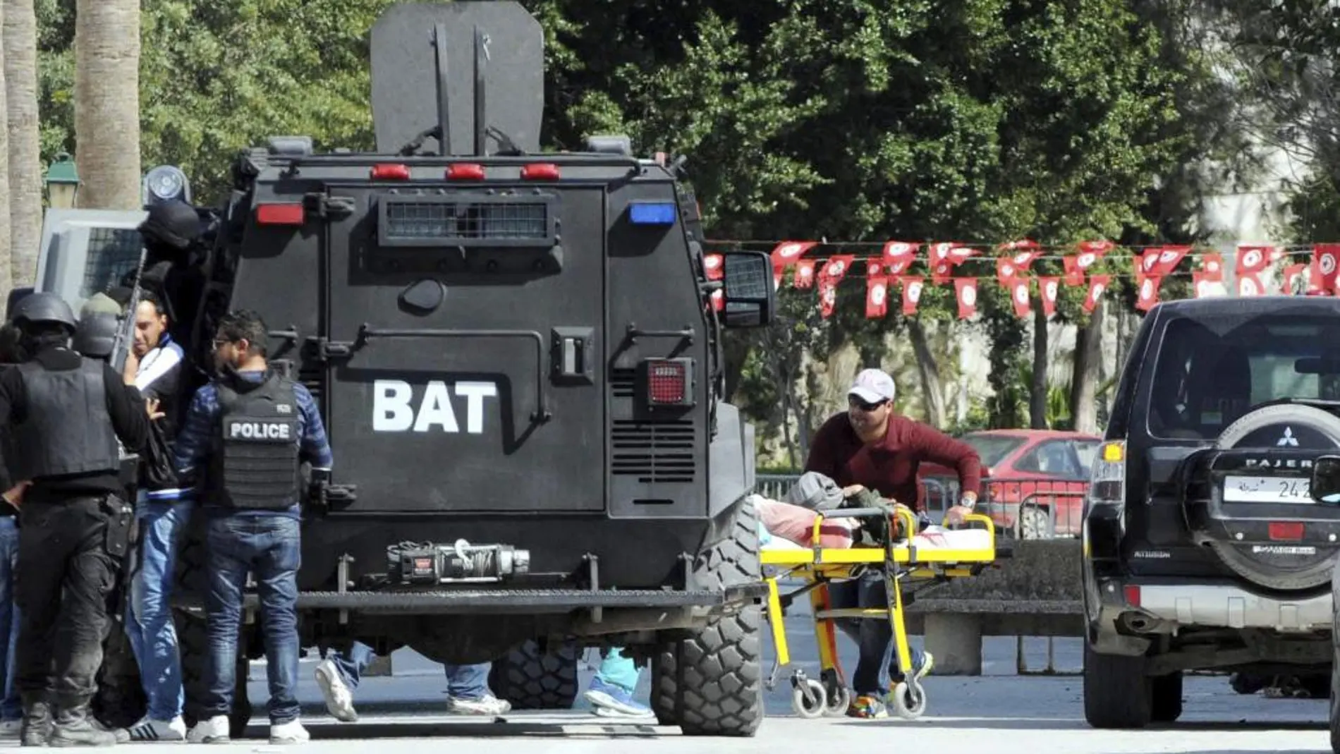 El Ejército y la policía tunecina a las puertas del Museo del Bardo, dónde se perpetró el atentado.