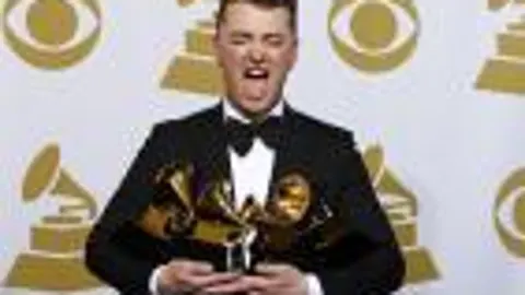 Sam Smith posa con sus galardones