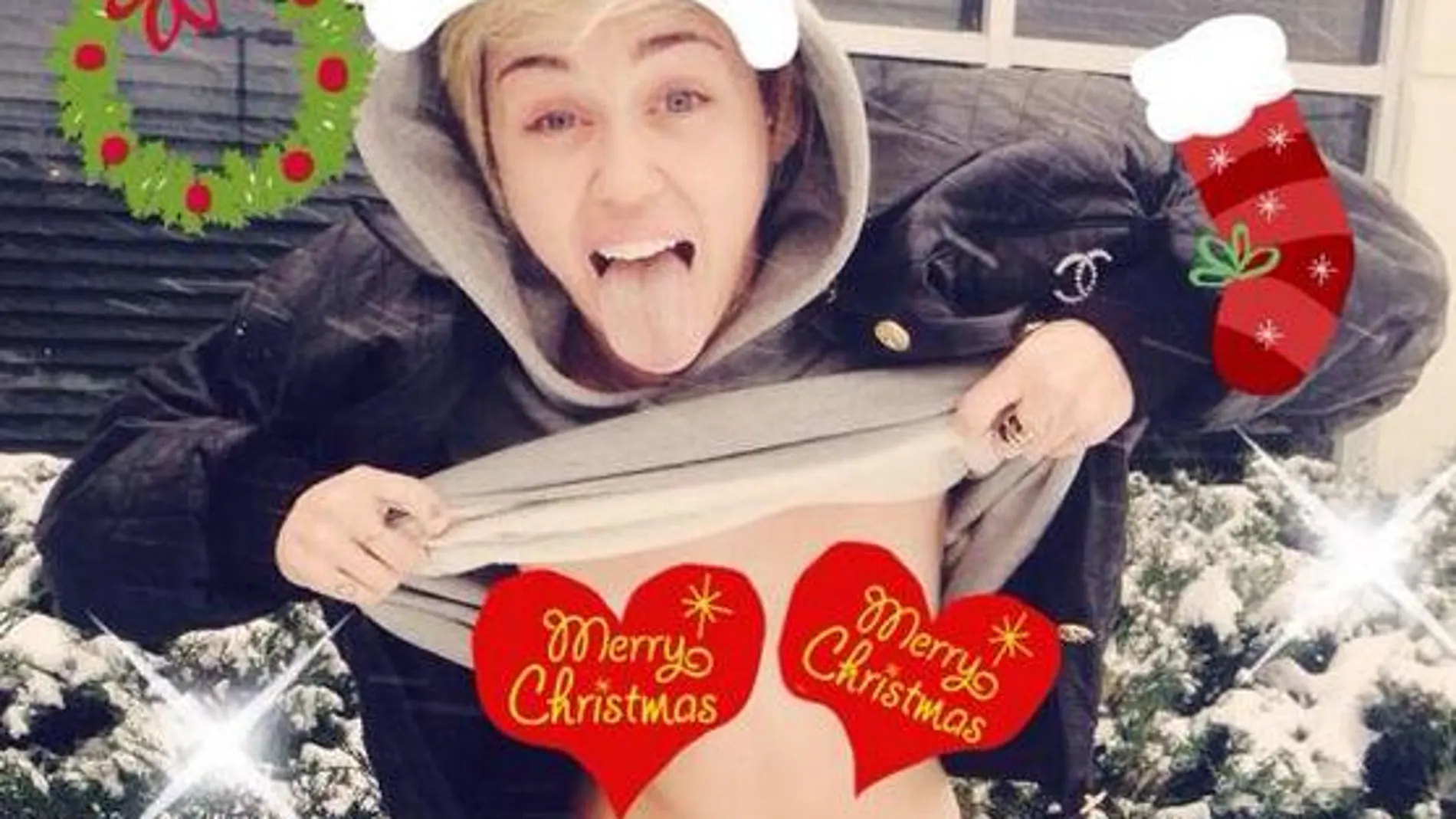 Miley Cyrus nos felicita la Navidad... ¡en topless!
